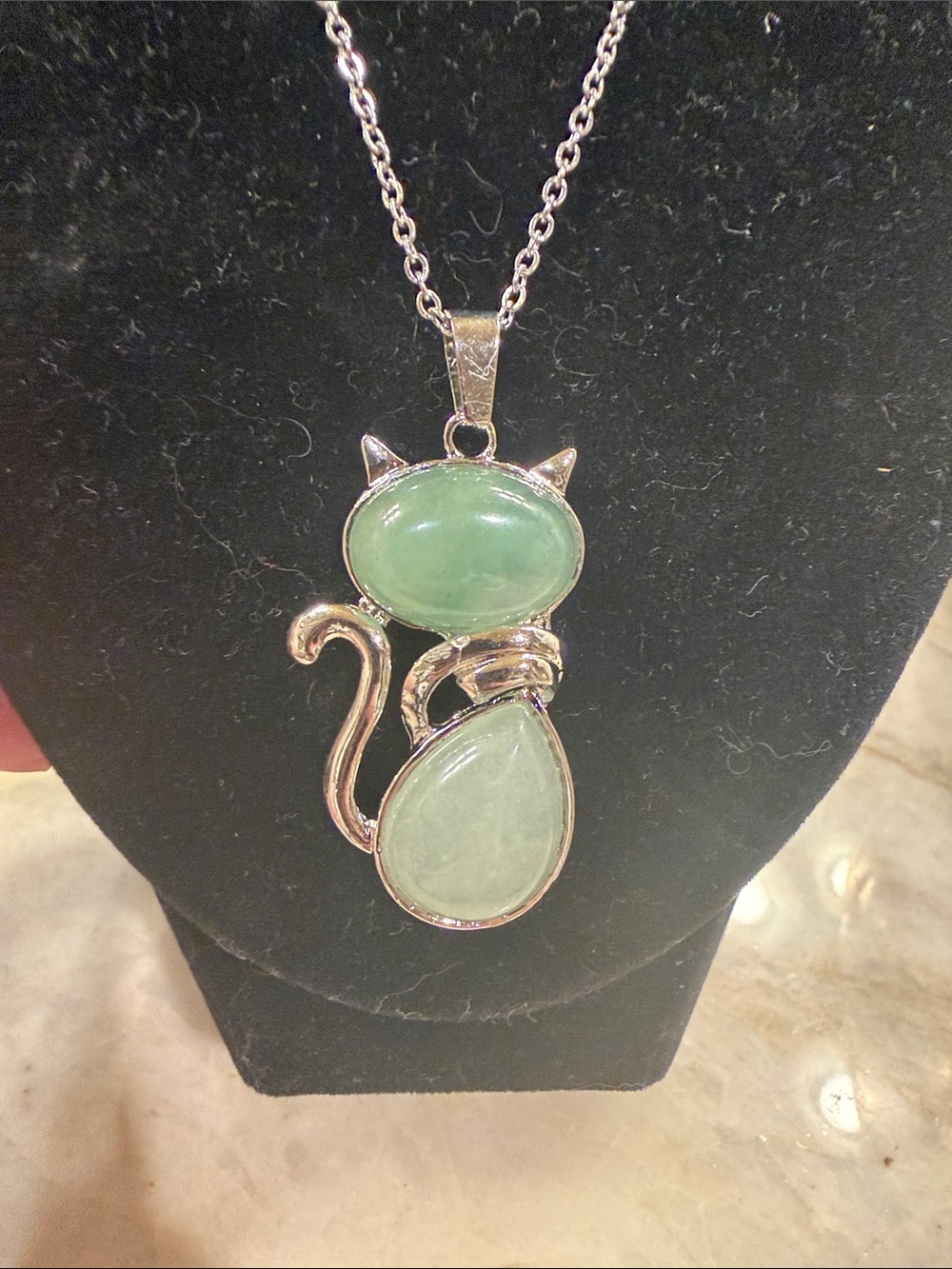 Green stone Cat Pendant Necklace in Silver Tone